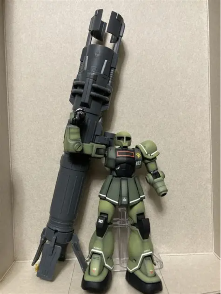 将来的にスキウレに乗ってもらう予定なので武装は専用マシンガンだけ作成していますキットには専用シールドに、マシンガン、バズーカ砲にヒートホーク、シュツルムファウストまで付属していてとてもおすすめなキットだと思います