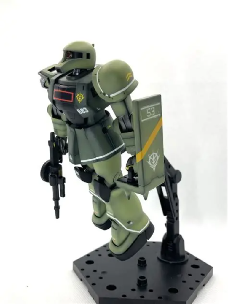 古いキットですが、肩が引き出せるので例のポーズも可能ですまた両腕でマシンガンのグリップを握るポーズも自然にとることが出来ます