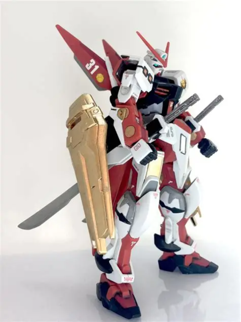 ヤタノカガミを両シールド、本体にも少しコーティングしており防御力の高い機体となっている。射撃が苦手な為、対艦刀の二刀流がメイン武器となっている。