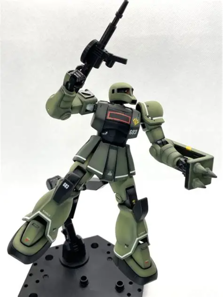 元もとのHGのザクのキットで気になっていた部分の肩アーマーが大きさと、スカート部分のつなぎ目をフラットに成型、足の大きさを修正(付け替え)でバランスを調整していますHGザクⅠの腕は関節部分に独特のパーツ構成になっていて、分割できず塗装もしづらいためザクⅡの腕パーツの肘を加工して交換しています肩アーマー・・・HGUCザクⅠ足首から下・・・HGUCザクⅠ腕部　　　・・・HGザクⅡその他　　・・・HGザクⅠ 