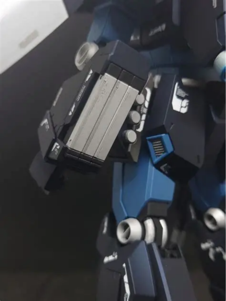 左腕のマガジンラック何故か汚れとる…(gundam-kao4)