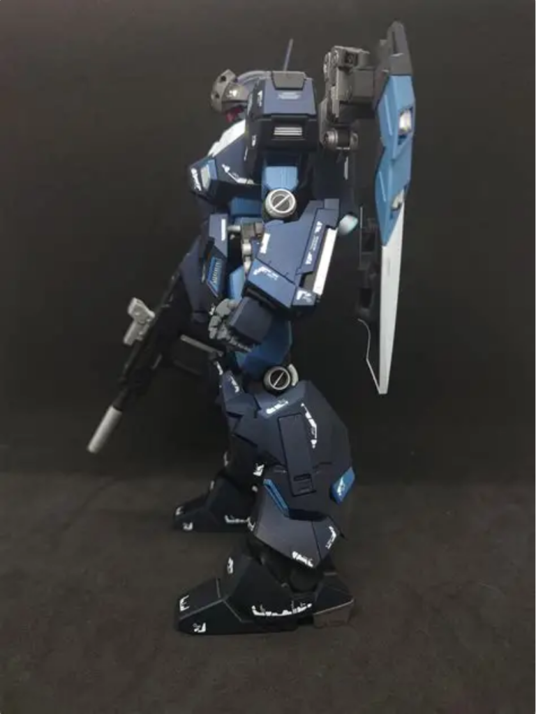 左側正面で見た感じだとゴツゴツしてるので厚みもあるかなと思いましたが細かったのはビックリ…(gundam-kao6)