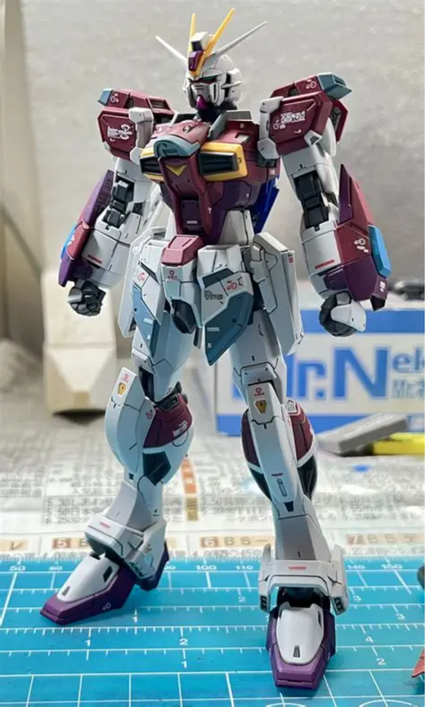 関節は固めで垂れ下がり等しないので、比較的ポーズはつけやすいと思います下腕のロール軸が緩くて抜けやすいのですが、武装変更の際にはかえって良かったと思いますポーズ変更の際、うっかりブレードアンテナに指が触れていることがあるので、皆さんも破損に気を付けてください