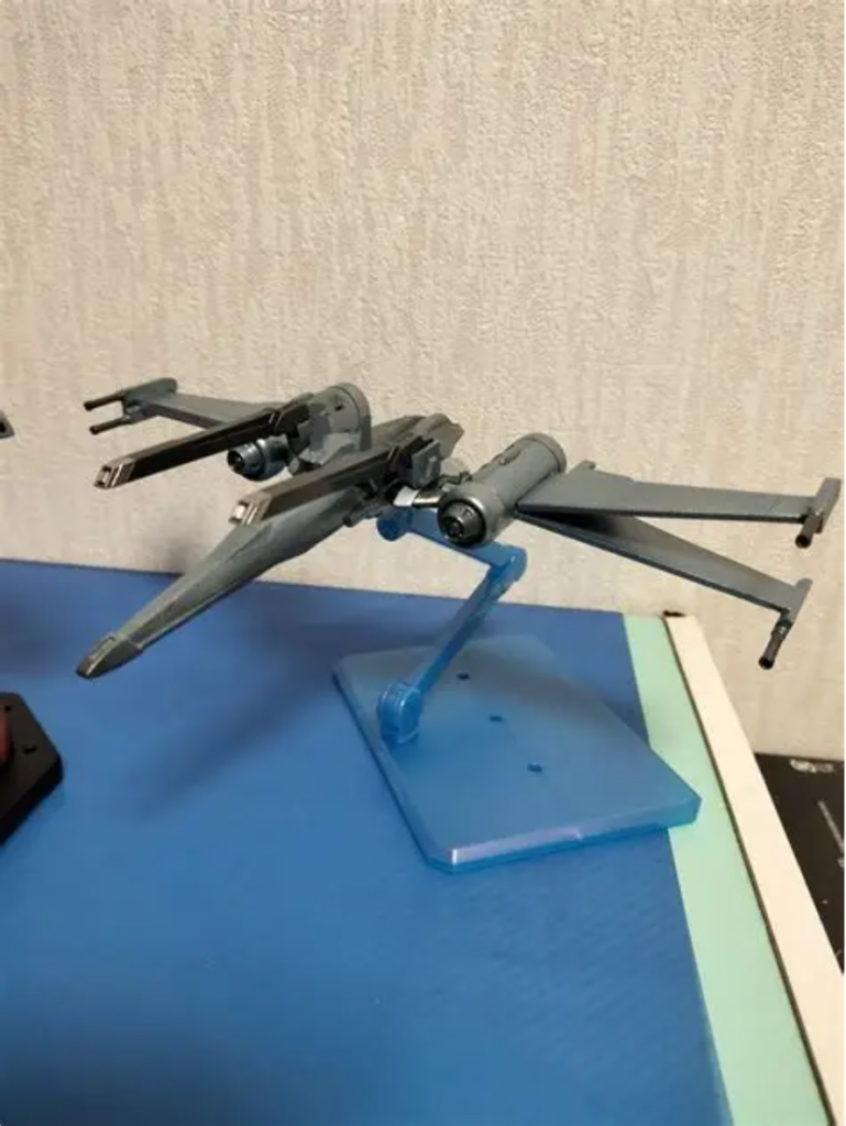 いろんなジャンクやらプラバンを組み合わせ、変形みたいには出来ました。