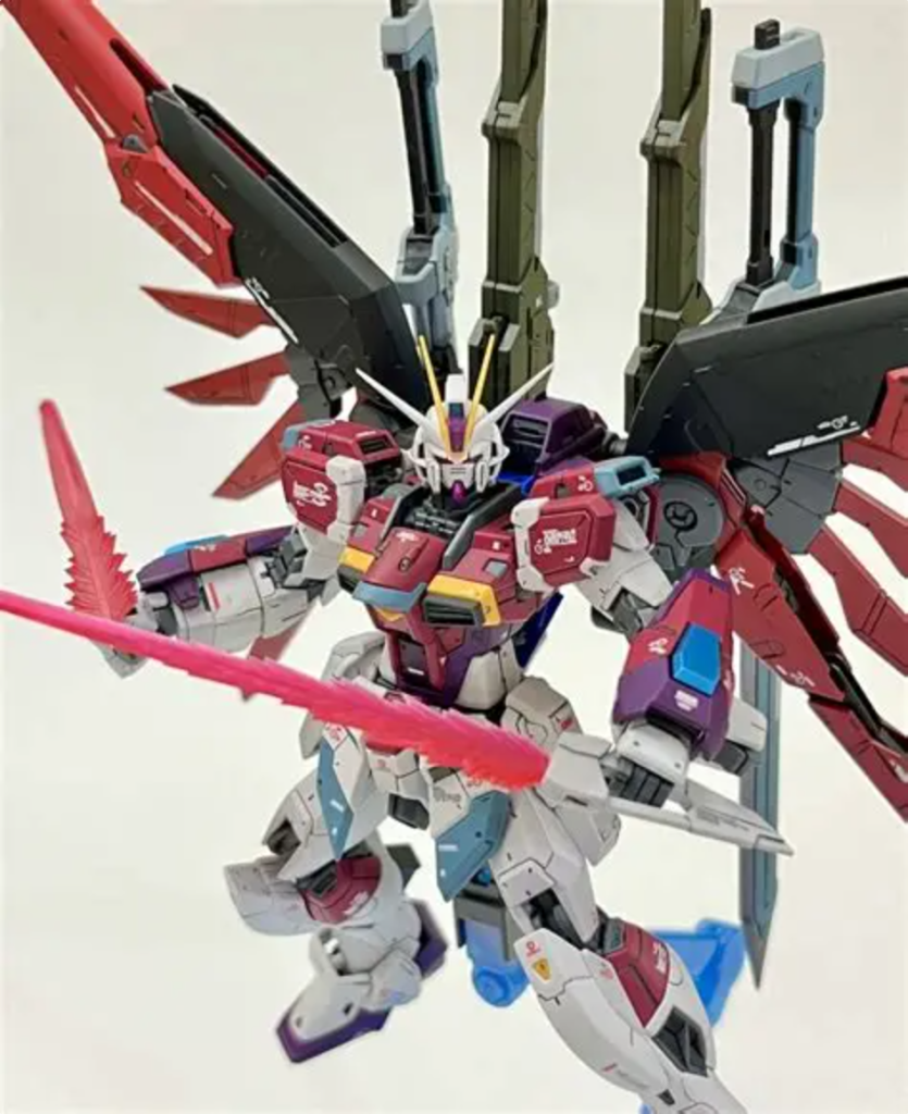 各関節にアドヴァンスドMSジョイントを使用していないので、しっかり保持できますただ、股の左右スイング軸が緩めかなぁと思いますビーム発生器はガンダムマーカーのメタブルーを吹きました下腕カバー裏に穴を開けてあるので、裏から針などで押し出してやれば塗装を傷めることなく発生器を外せます