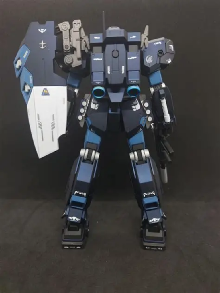 バックショット。脚関節のパイプ部分は筆塗りしてます。スラスターはシルバーの上にカラークリアーブルーを塗装し仕上げに艶消し。 