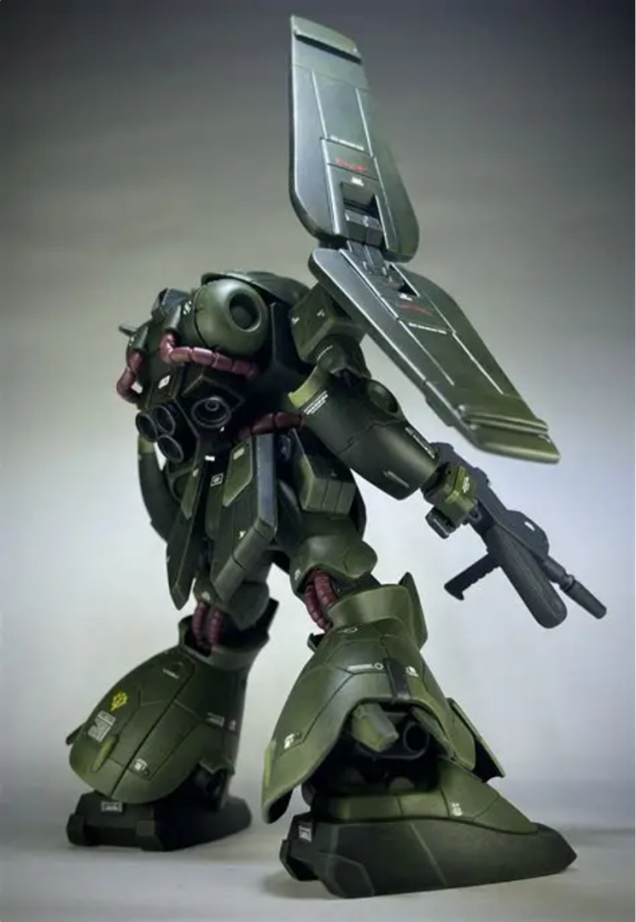 盾は一回り大きくして、筋彫り及びモールド追加。デカイのが好きです。