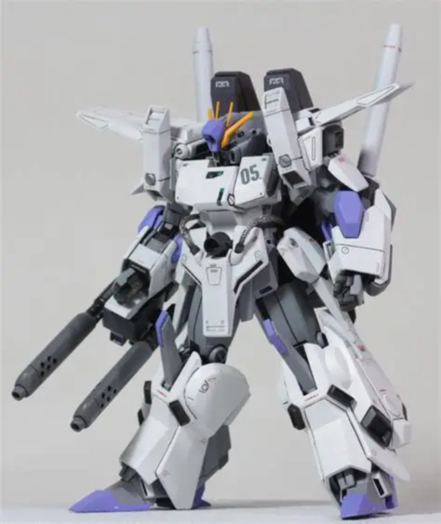 ダブルビームライフルはFAZZ用として強化冷却仕様のバレルジャケットに改造、元のパーツにあった銃口部は活かす形で残しました。キットのバレル同士の間隔がアニメ劇中イメージより広いと感じました。なのでバレルと銃の機関部を接続するパーツを可能な範囲で削り機関部の接続ブロック部で数ミリ幅ツメしました。他、開口部をジャンクパーツ、プラ板で塞ぎました。