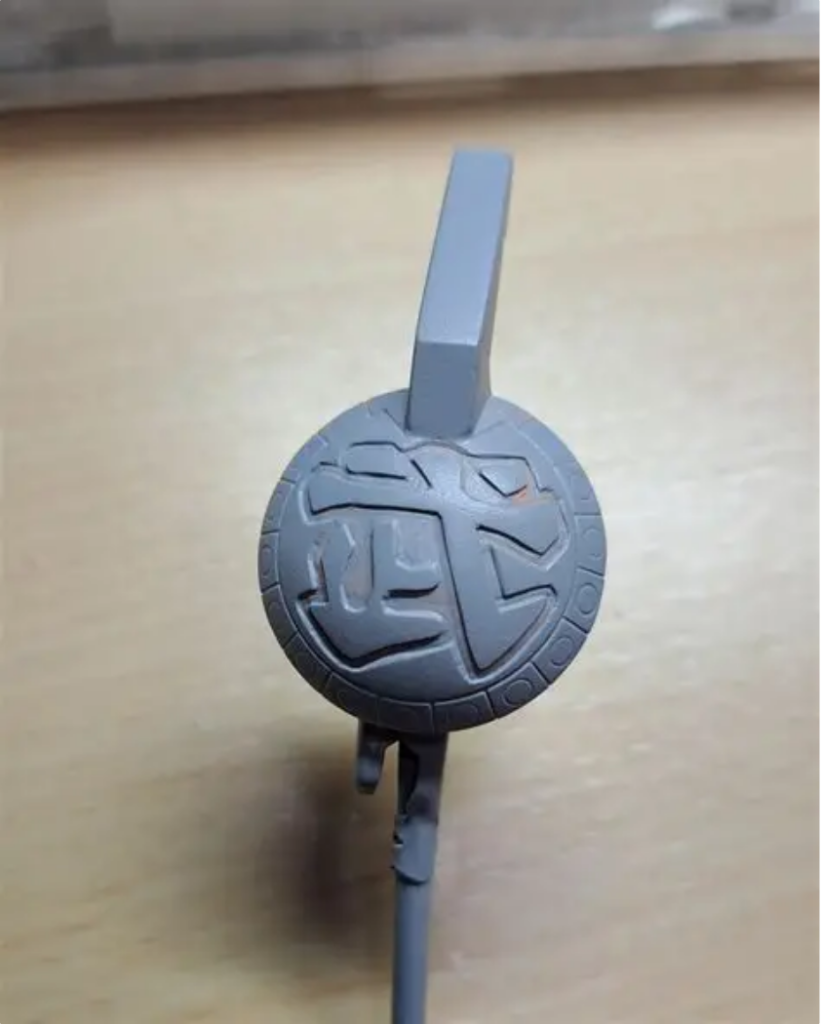 盾の「武」の文字はシールでしたが彫りました。