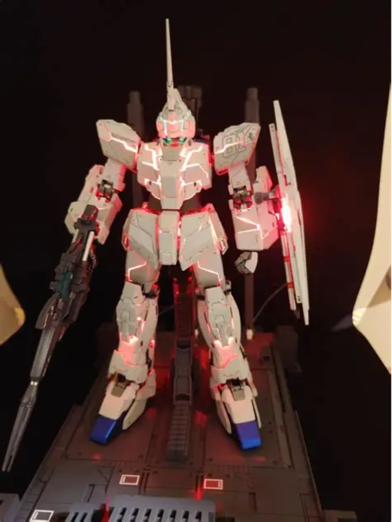 この内部から光る感じがとてもいいです。【カラーレシピ】・外装白：ニュートラルホワイトと部分的にニュートラルグレーII   RGユニコーンを参考にパーツ毎に塗分け・外装青：プリズムブルーバイオレット・内部フレーム：スターブライトアイアンと一部スターブライトシルバーで塗分け外装は最後にEXフラットクリアでトップコート。内部が光るので正面は艶消し仕上げにしました。 