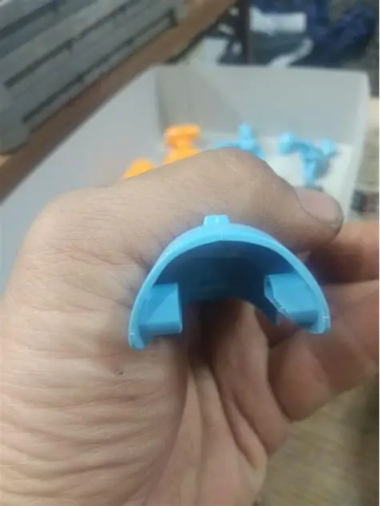 後ハメ出来るようにショルダーの裏をちょっと切る。