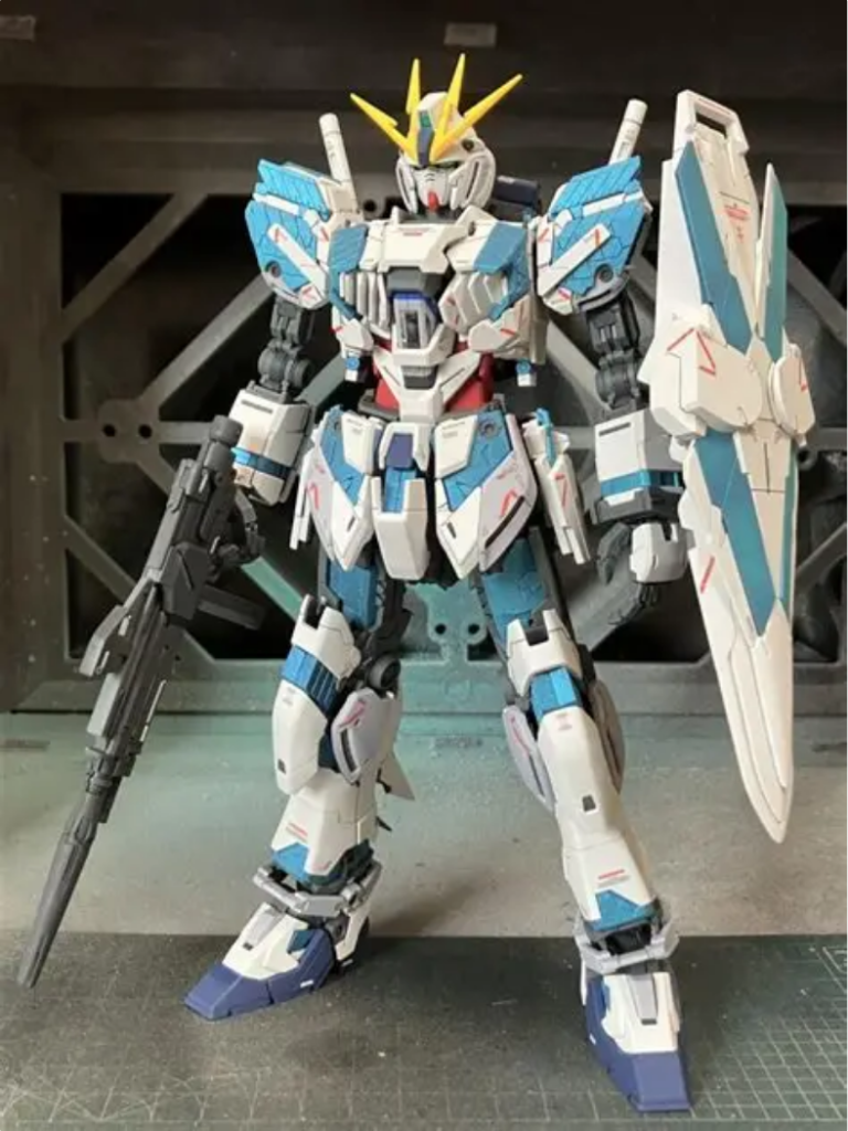 塗料はガイアカラーの偏光パール・ミントグリーンブルーを使用。黒下地で吹き付けました。