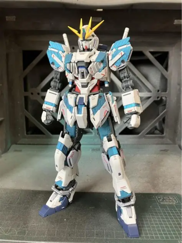 サイコフレーム以外は成形色でつや消しトップコートを吹き付けているだけです