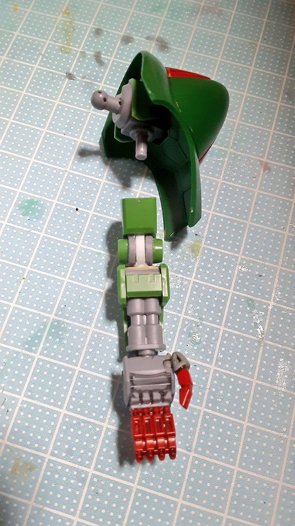 腕改修、塗装前。