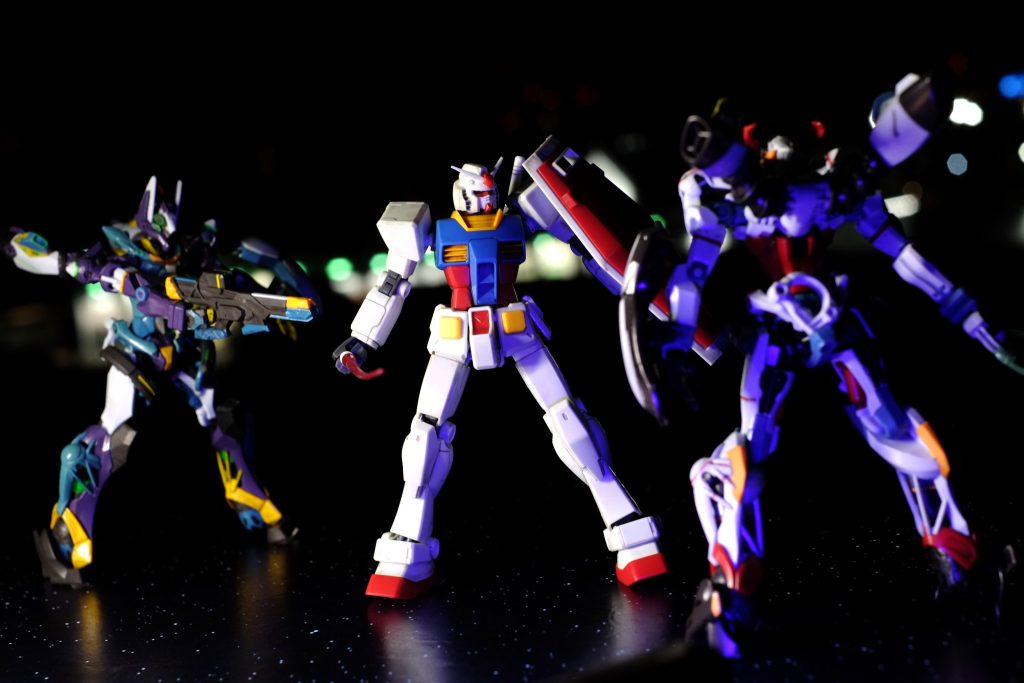 並べるとわかりますね。向こう側のガンダムと女子ガンダムのパーツの密度感。見た目に性能差ありすぎ感。でもって女子二人はちゃんと軍で操縦訓練も受けた天然ニュータイプ。の完璧なマヴ戦術から被弾ゼロ?って某天パさんでも難しいのでは?この状況から避けてますからね。最終話大興奮でした。今回宇宙感出すために夜間にベランダで撮影しましたが、背景の建物の明かりがいい感じにイオマグヌッソとその宙域にいる艦艇やMSっぽく見えてくれて良かったんじゃないかと。