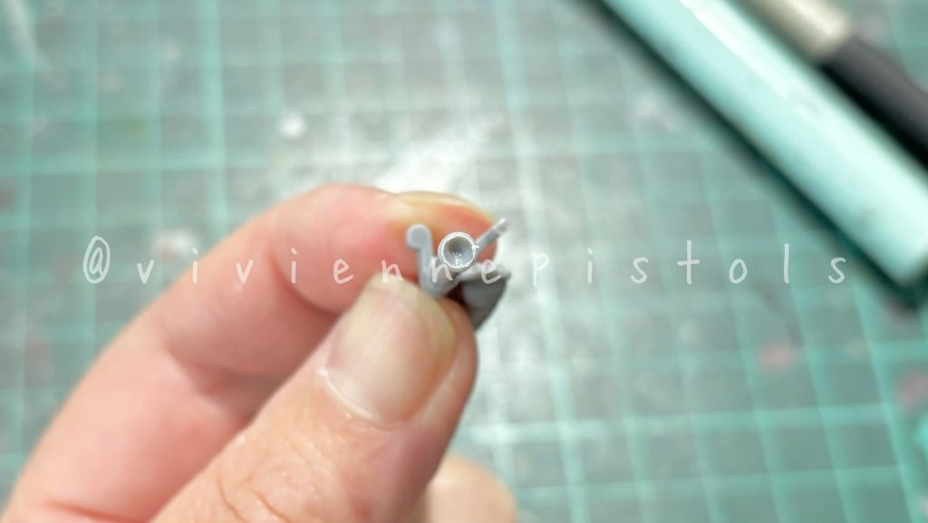 埋まってしまっていたバズーカの先もピンバイスで凹みを作り、そこを黒で塗装する事で空洞に見せています。