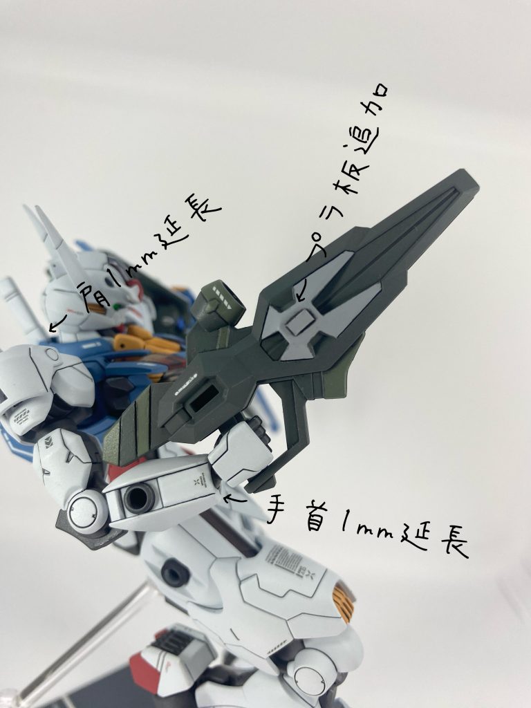 腕を若干長くしたくて、手首を1mm、肩（赤ラインが入ったパーツ）を1mm延長しました。(gandam-hand2)　武器のビームライフルは、エヴァンゲリオンを参考にした配色で仕上げ。さらに、突き出た部分には0.3mmのプラ板を接着して少しディテールアップしました。(gundam-kao2)