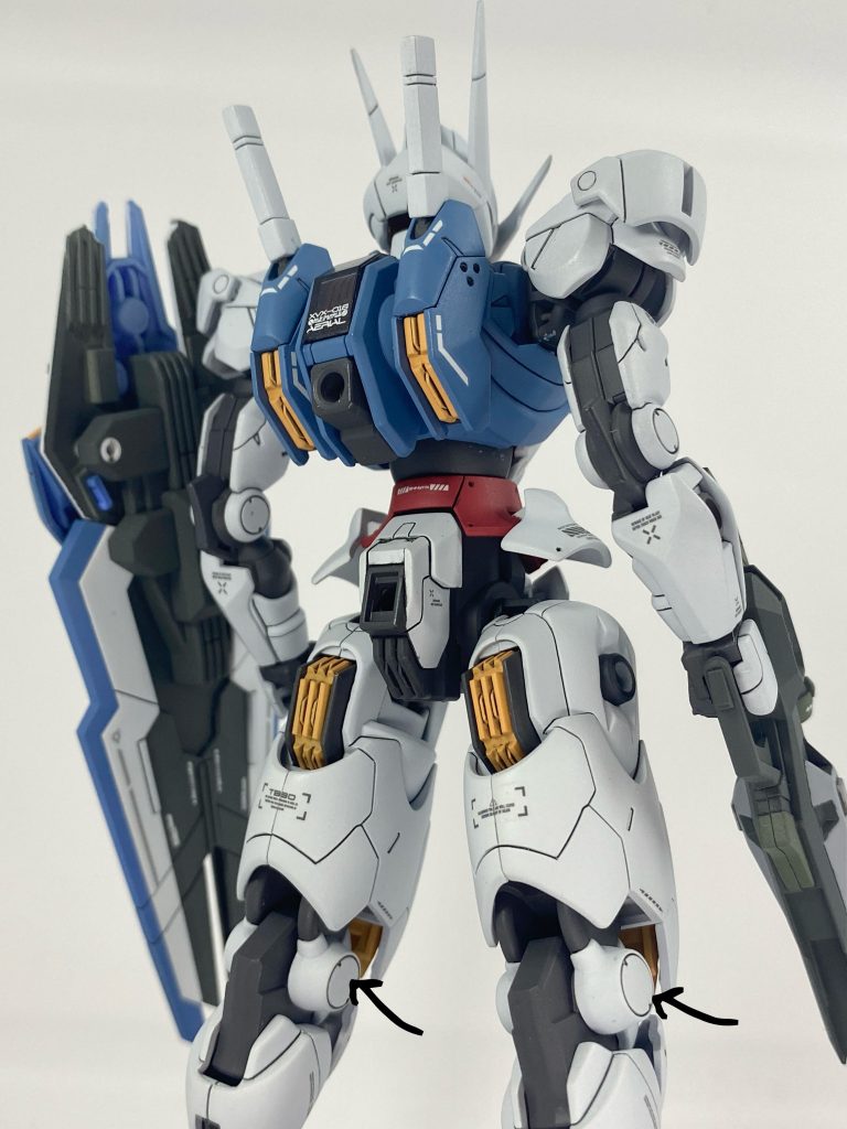アンテナはスカート同様、1mmプラ板でツンツンにしました。見えない部分ですが、膝と脚裏の内部フレームに肉抜きパテを埋め込みました(gandam-hand2) 後ハメ加工は膝の軸部分（外装）のみ行っています。　実は、、、シールを無くしてしまって、クリアパーツの内側が少し寂しくなっちゃいました(gundam-kao9) そこで、0.3mmプラ板を細長く切って、内側に仕込みました！少し見えにくいですが、ガンビット展開していないのでセーフ､､､バックパックのクリアパーツ内側は、直接パーツを掘り込んで処理しています。