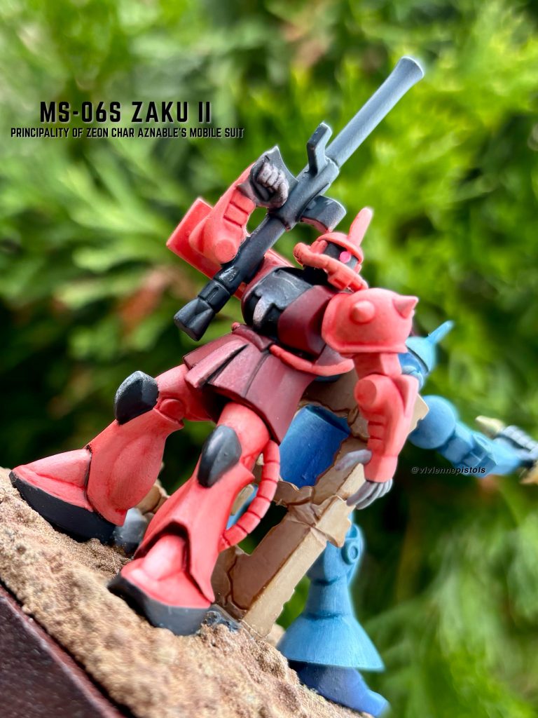 シャアザクの腕は、バズーカを構えた状態にしたかったので角度を変更しております。