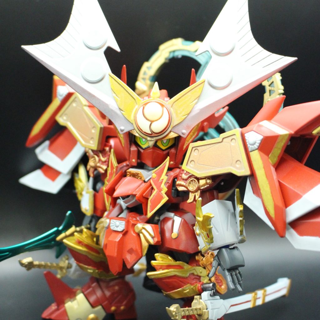 額の3つの和魂は正史ではないため、白=ブランクとして表現。顔は「SDBF紅武者」頭部や肩のアーマー、足などは「BB戦士頑駄無大光帝」、要所要所に赤龍のパーツをちりばめています。本体部分などの素体は魔神創造伝ワタルの魔神プラモを使用しております。大将軍の「デカイ」感じと可動を確保するために、初の試みでワタルプラモを利用してみましたが、頭身とのバランスがなかなか難しかったです。ワタルプラモの優秀さよ。