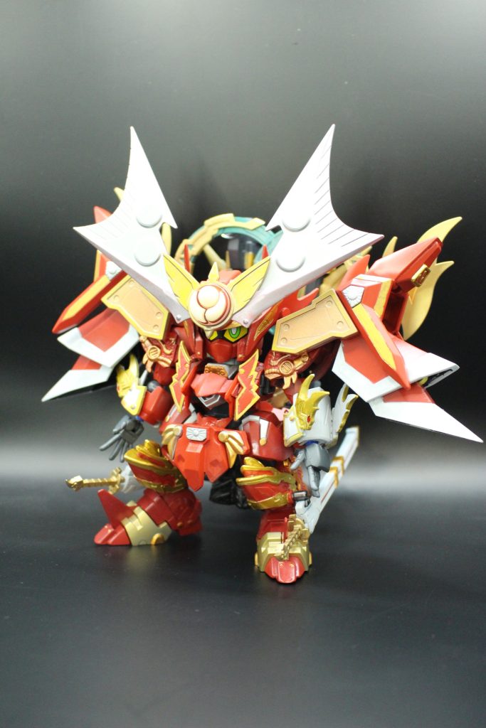 新SD戦国伝・地上最強編第一章の主人公「白龍・青龍・赤龍」のモチーフが「GP-01、GP-02」と来て「レッドウォーリア」であることに違和感を覚えた少年時代。後に第四章で「頑駄無大光帝=GP-03」が登場して納得しつつ、このポジションを逆にしてみたら?と思って30数年。赤龍が大光帝である世界線を形にしてみました。