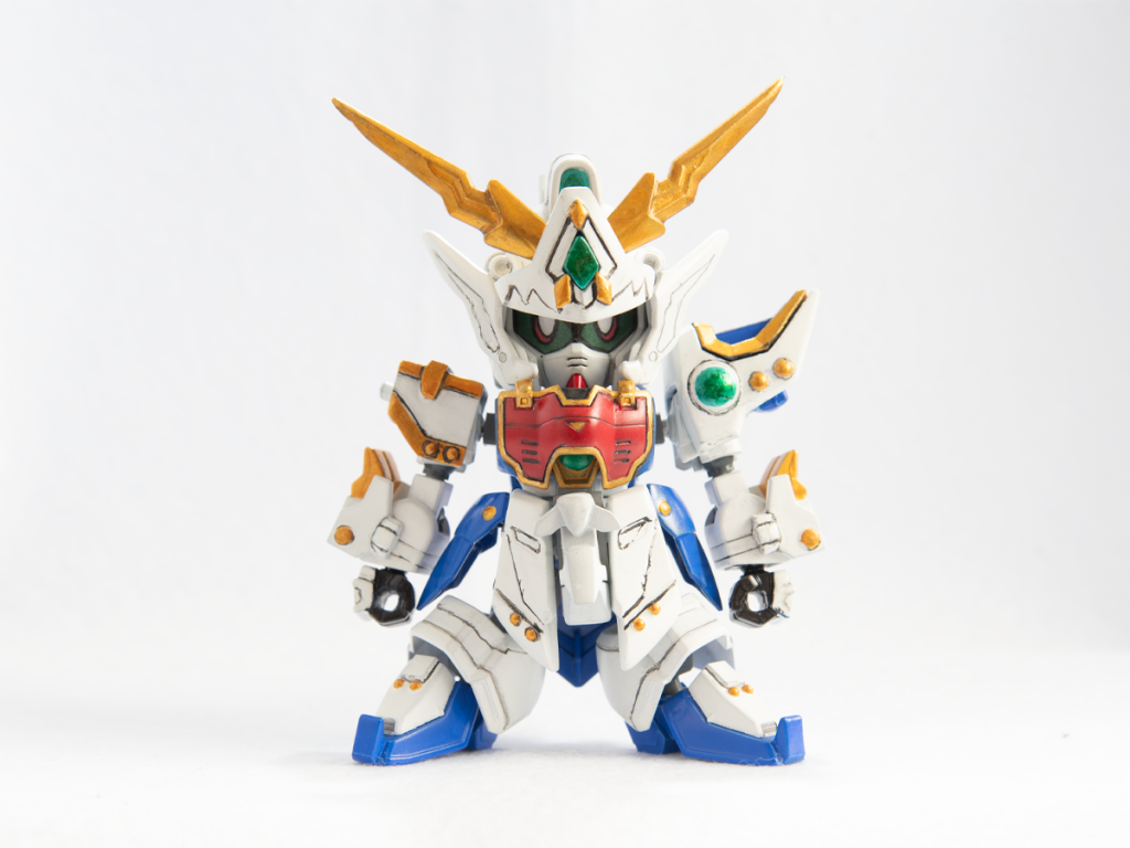 正面。ドラゴンハングをどう解釈するか考えた時にいっそのこと左右非対称のデザインにしたら良いのでは? と思いこんな感じにまとめ上げました。ドラゴンハングを装備したときにスッキリしながら、ケレン味もあるので気に入っています。兜のブレードアンテナはプラ板で延長。本来のシェンロンであればスリッパは赤ですが、個人的な好みで青に変えています。胸部も青にまで考えましたが、シェンロンらしさが無くなってしまったのでこっちは赤のまま。