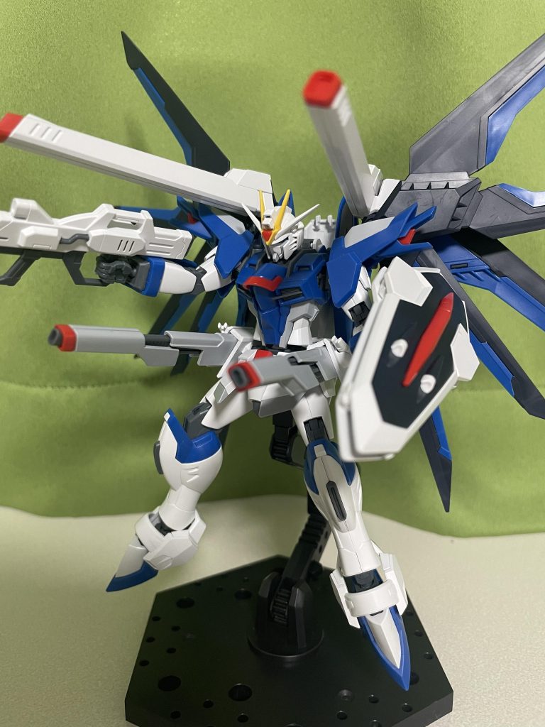 制作工程(3ステップ)1. 素組みまずはストレートに素組み。子どもの頃に組んでたHGとは違い、今のHGは素組みでもだいぶカッコよくて驚きました。