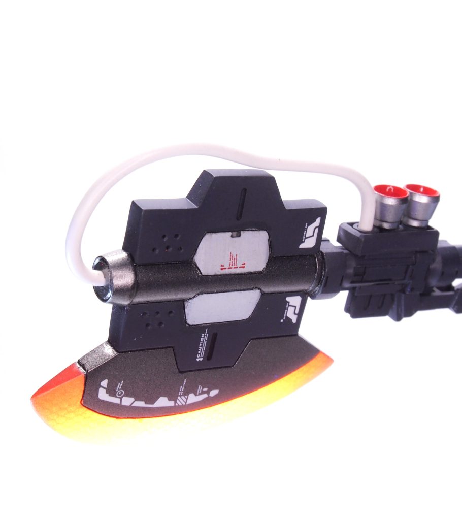 手にした巨大なヒートホークは亡きオルテガの形見。鉄塊ともいえる質量を推力を用いて叩き込む、漢の得物。果たしてガンダムに通用するのでしょうか。