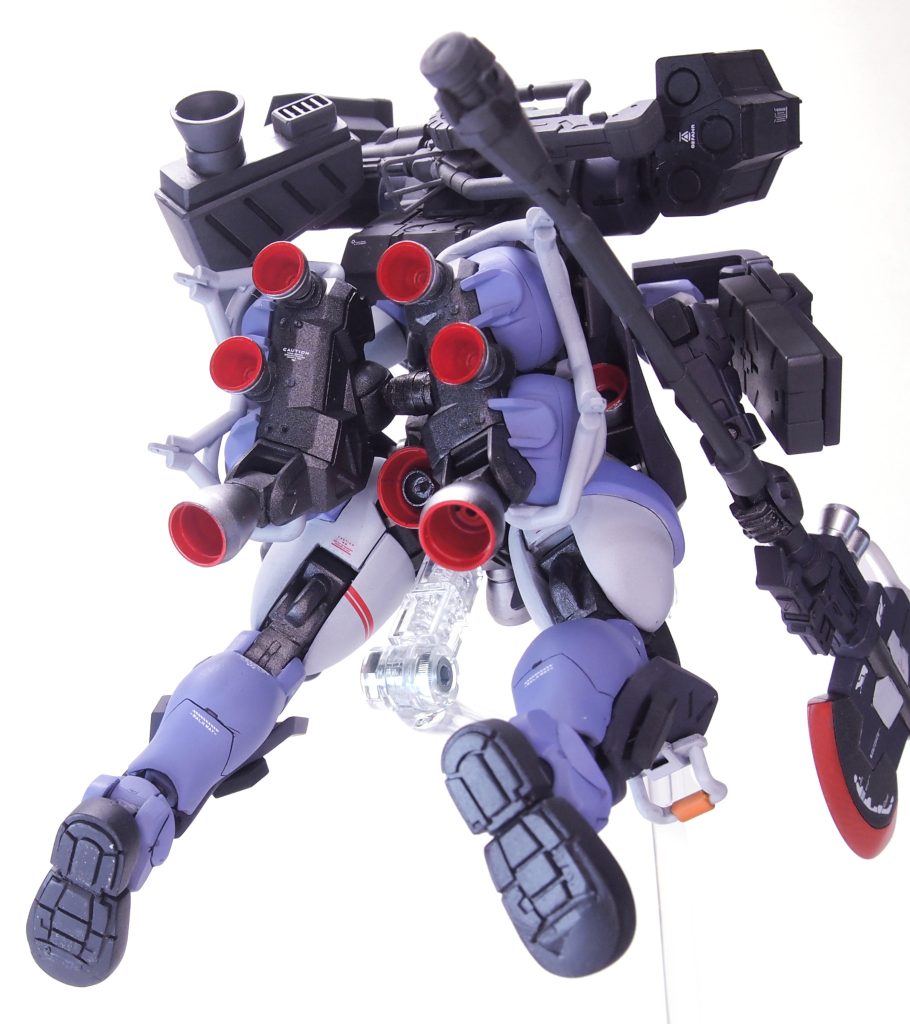 背面に推力を集中させて一気に距離を詰める作戦で、高機動を誇るガンダムに逃げる暇を与えません。果たしてその単純にして力押しの作戦は功を奏すのか。