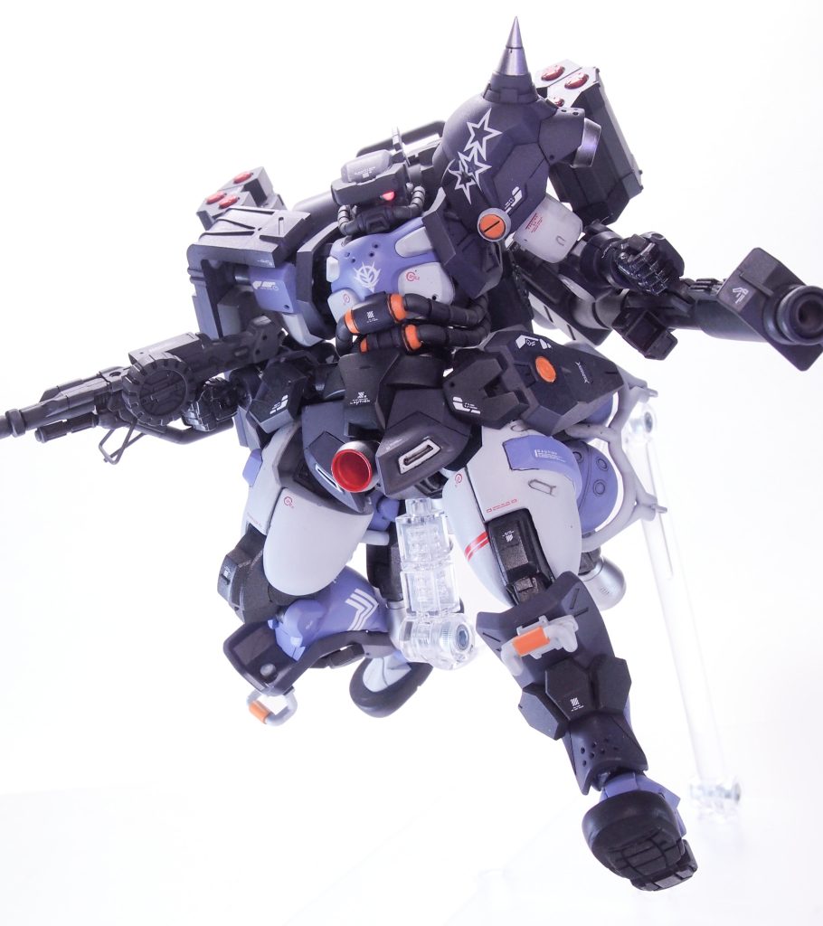 鈍重そうな見た目と裏腹に、各所に配したスラスター類で機動性は高い。左手に装備した逆手持ちのジャイアント・バズは開発が中止になったMS-18(仮)から拝借したもの。
