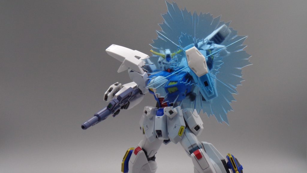 武装③ビームシールド腕部2基、足部2基を装備。通常のビームシールドとして使用する他、高出力で極小範囲にビームを発振することでミノフスキーエフェクトによる斥力場を形成しAMBACを強化する。