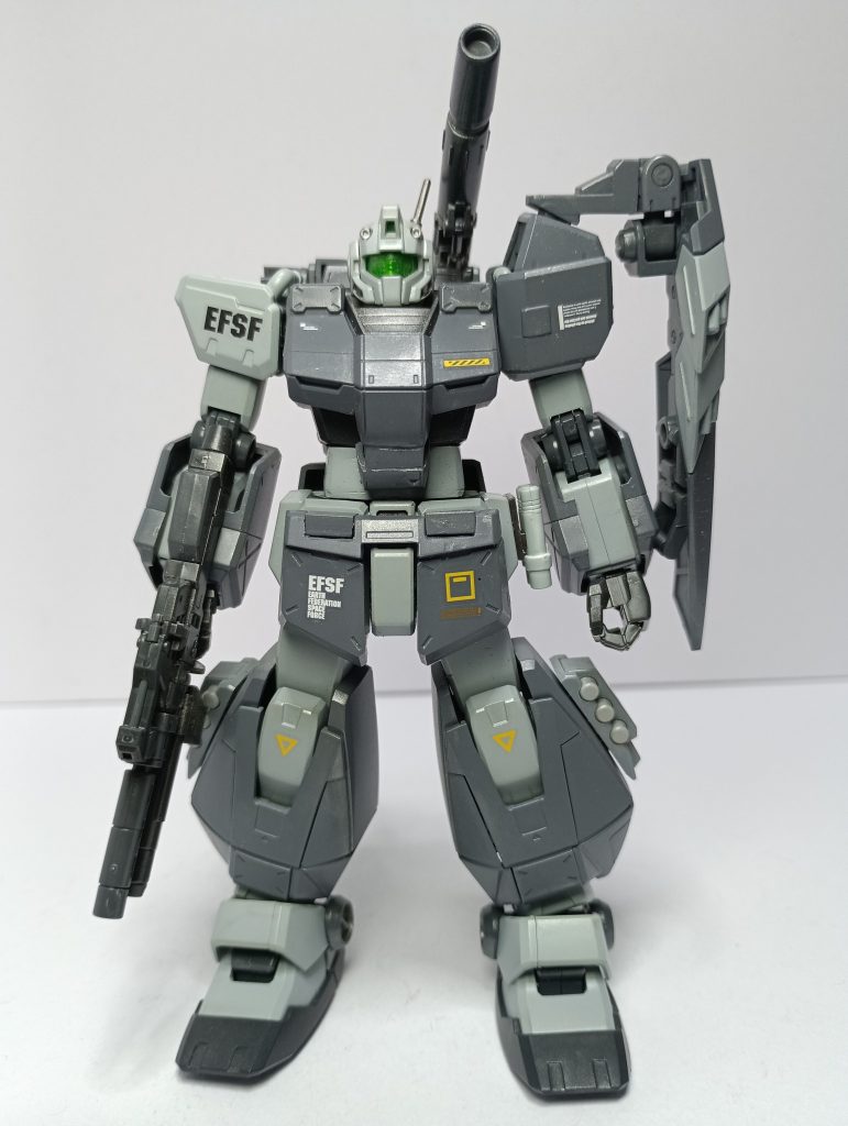 宇宙世紀版のアサルトシュラウドをイメージして作成。GM改にチョバムアーマーを付けられるよう改修し、武装とバーニアを取り付けました。