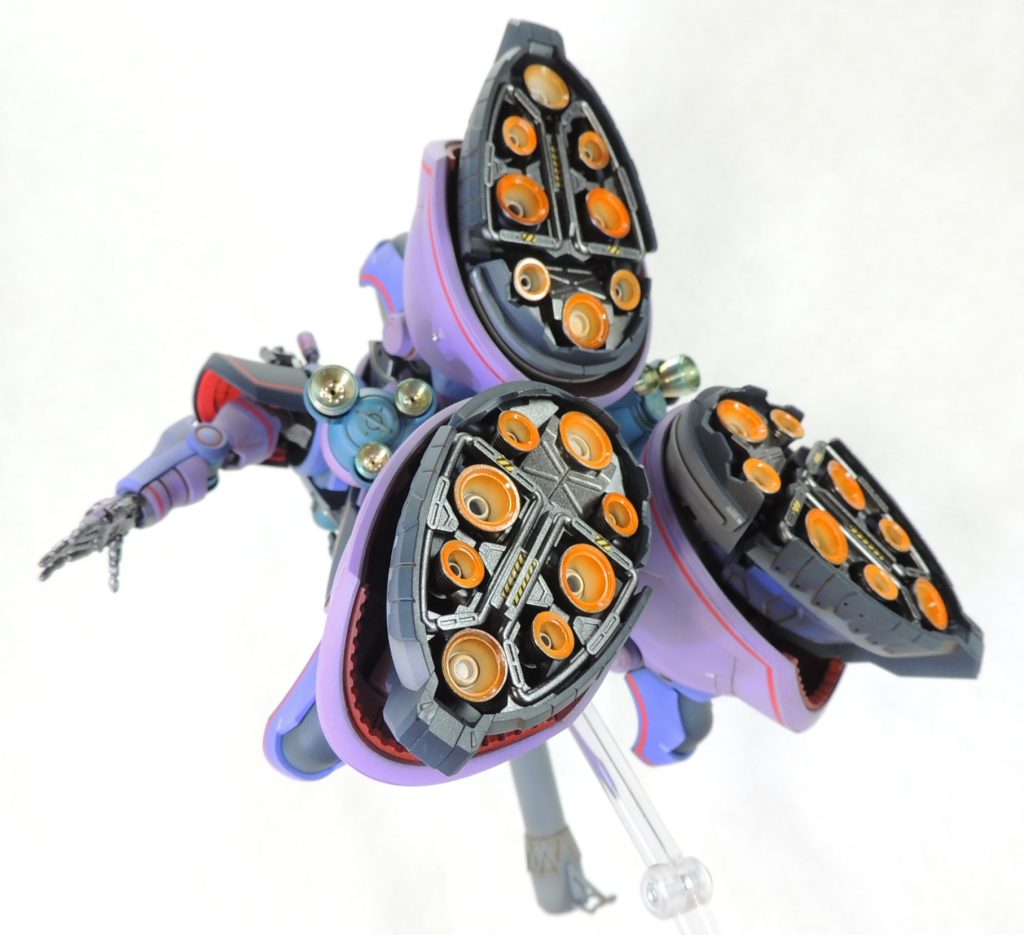 ■足裏バーニア　噴射しているさまを塗装で表現できないかと考え、次のような手順で塗装しました。①バーニアの内側にホワイトを吹き付け。②バーニアの内側のおよそ1/2程度をめどにクリアオレンジをフチに沿って吹き付け。③バーニアの外側に金属色を塗装。ただし、内側に塗料がまわりこまないように、取付基部から一方向に吹き付け。④つやありクリアでコート。組立説明書のとおりレッドにするか、金属色のままにするか悩みましたが、模型的な盛り上がりを考えて塗装で噴射の表現を試みました。 