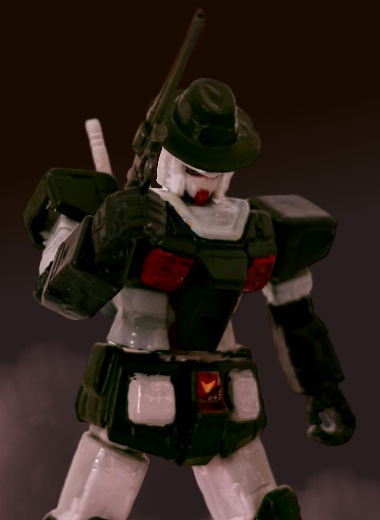 リボルバーを手に持たせた構図。ポーズは往年のハードボイルド作品を参考にした。