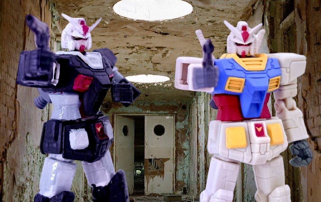 帽子を取り、もう1機のガンダムと一緒に「あぶ刑事ごっこ」もできる。銃はコルトガバメントに変更。