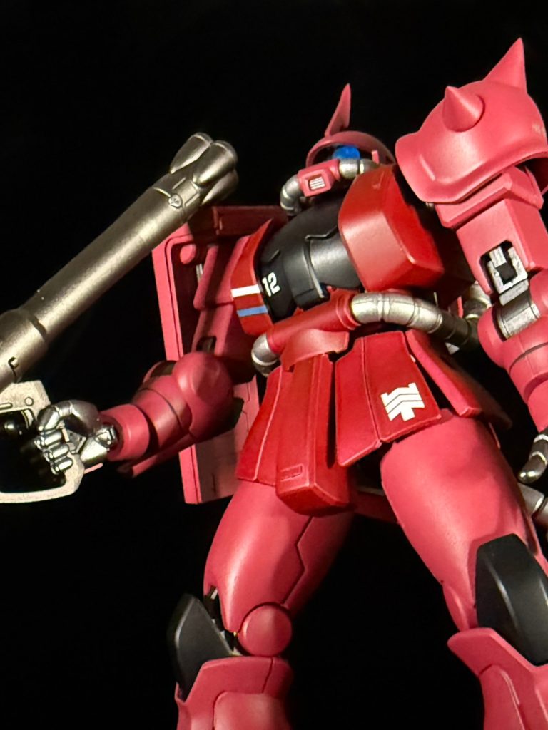 煽りで。モノアイは気分で青としました。胸部のラインには東雲ブルーを使用しています。