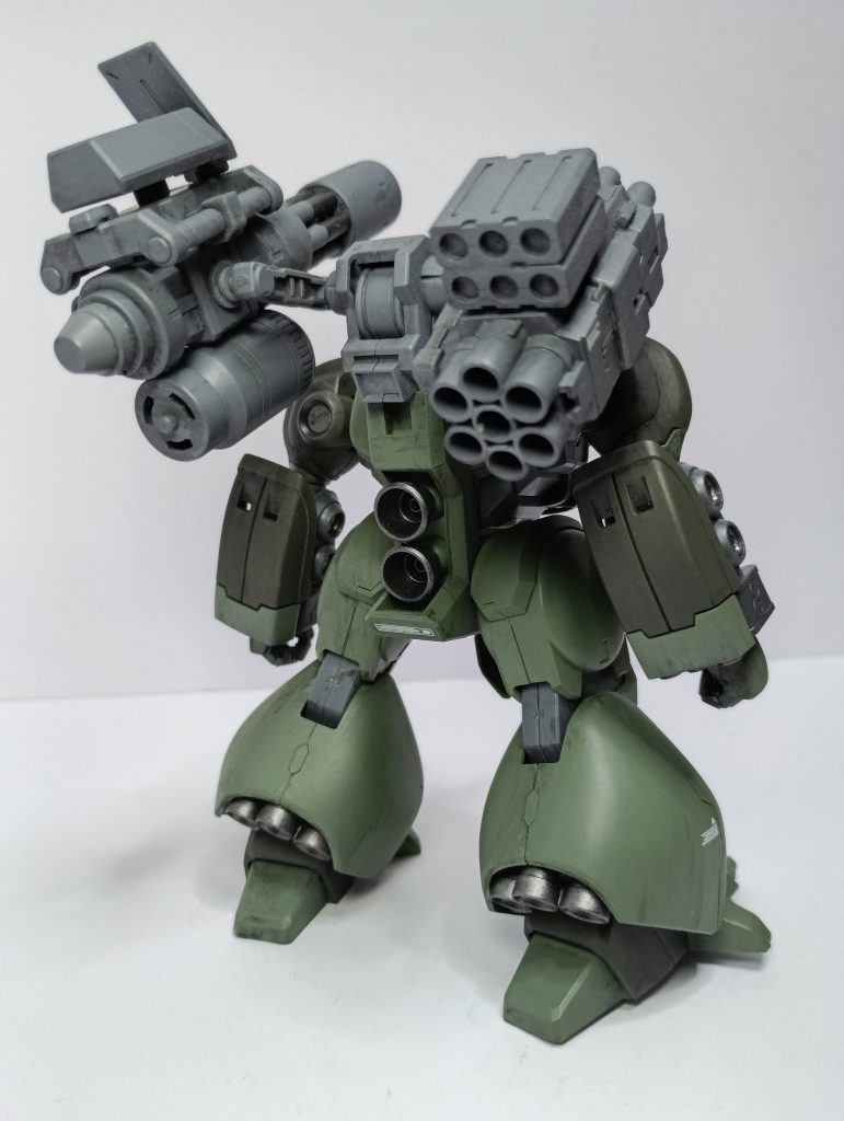 背部。キット本来のブースターパーツは使わず、ビルド系のジャイアントガトリングや市販品・ジャンクパーツを駆使して、背部武装ユニットを作成。