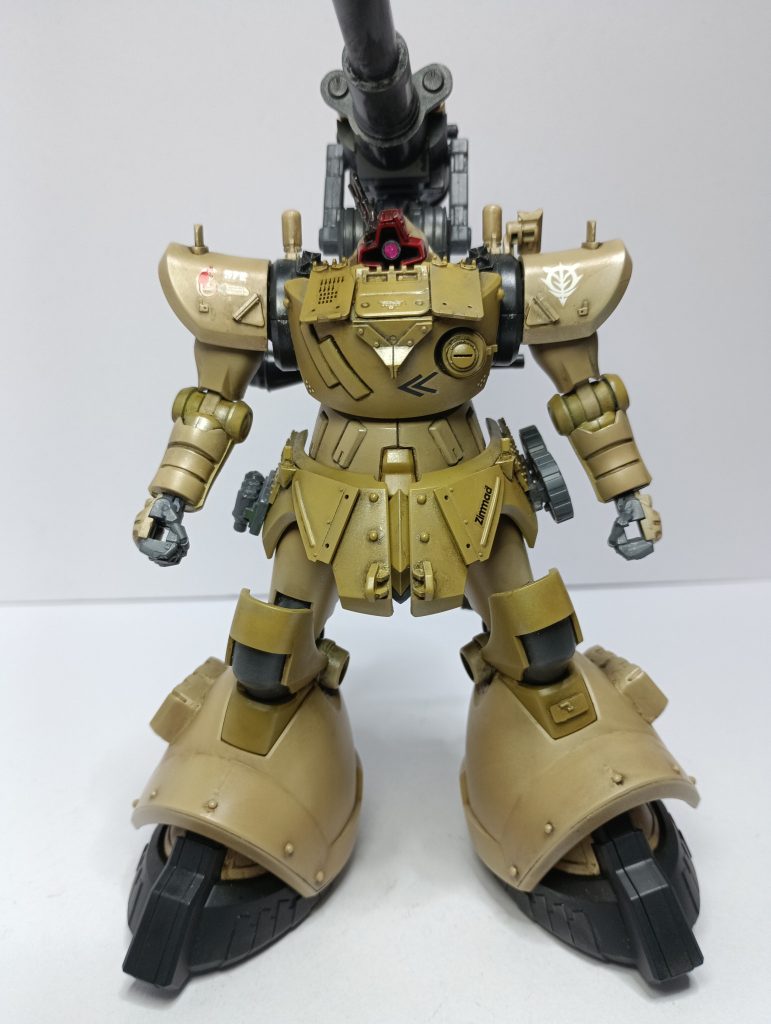 相変わらず戦車のプラモのパーツ等をペタペタ貼り付けています。キャノン砲は中央に装備されているのは個人的な好みです。