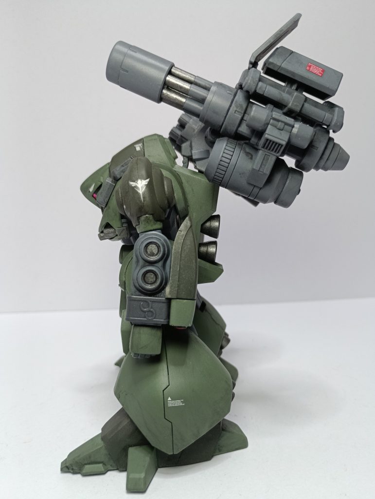 本体は顔面をエポパで、地味に形状変更。あと分かりづらいですが、胸のミサイルハッチのパーツを紛失してしまったので、左右計4門のマシンキャノンに変更しました。