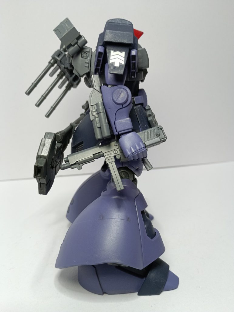 サイドスカートにMMP-80を設置するためのラックを作成。腕にはドライセンの３連装ビームキャノンを付けました。