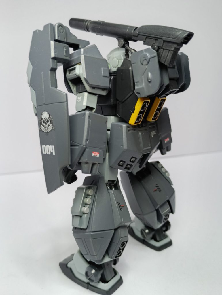 盾はジェスタの物を使用。腕部には2連キャノン砲を装備。