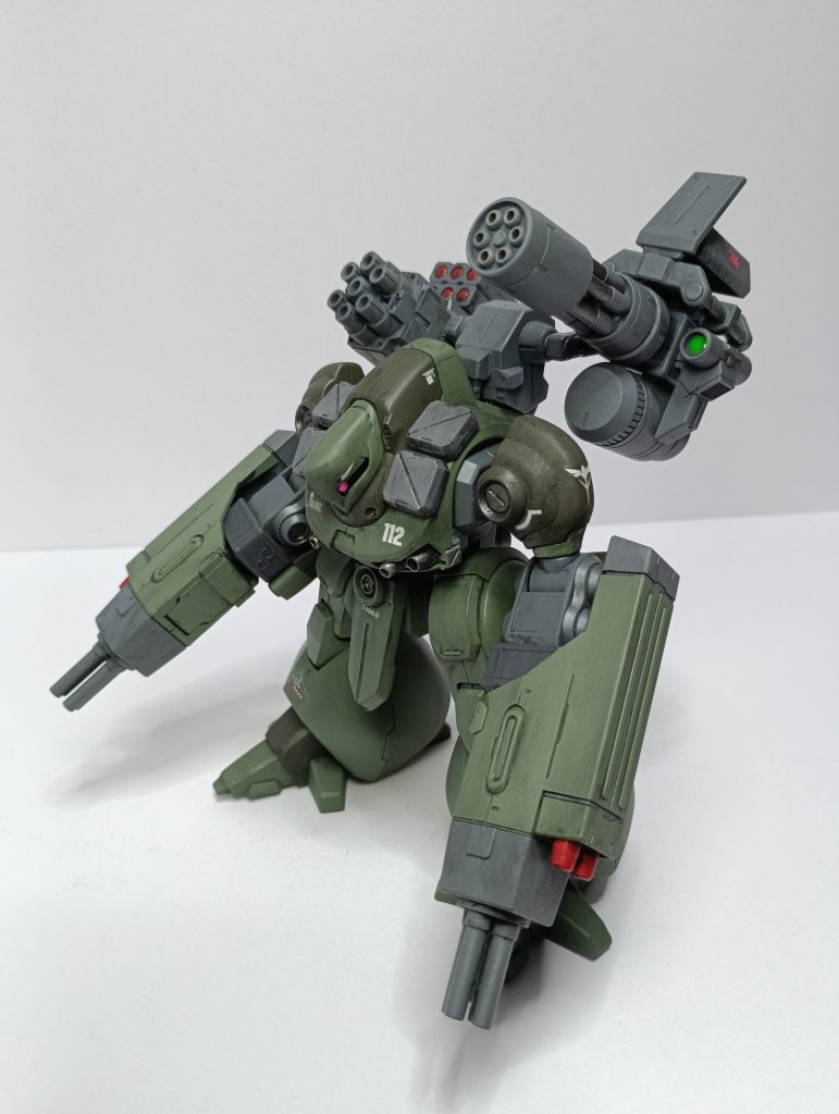 MGガンダムF90のミッションパックを少し形状を改造して持たせてます。個人的にカニかヤドカリみたいで気に入っていますW