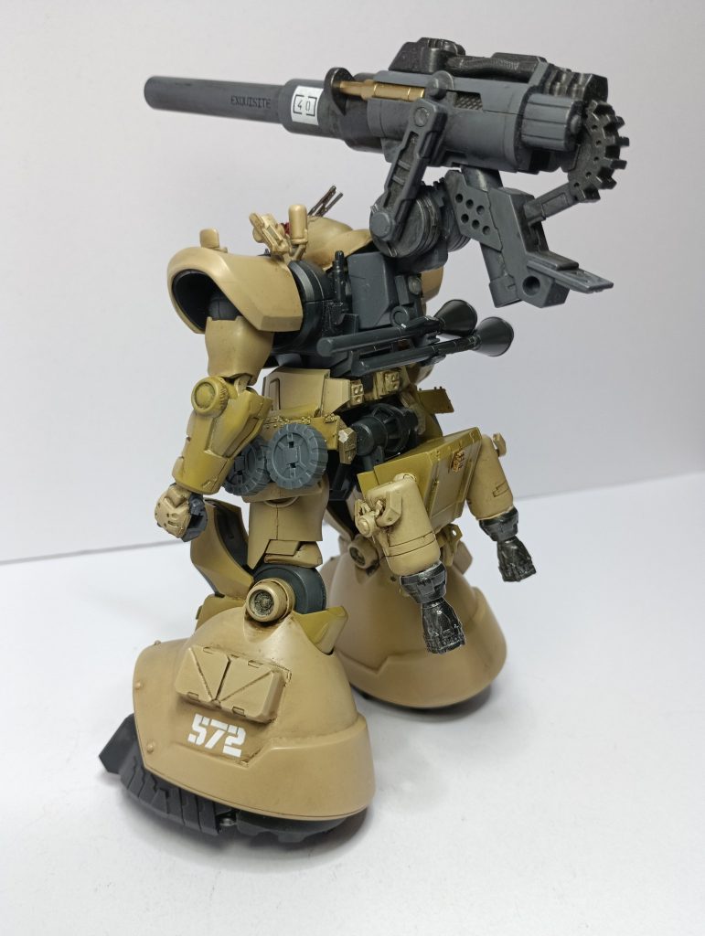 腰部後方にはジェットブースターを装備。