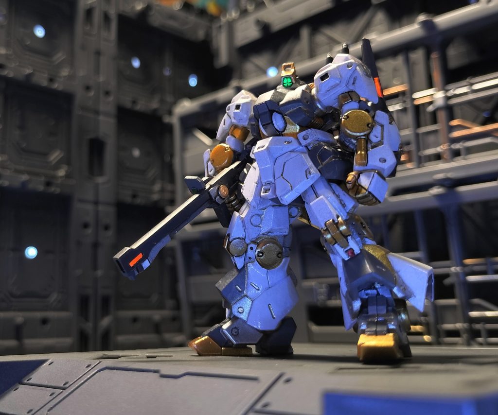 4.        しかし完成した機体は同時代に運用されているどのMSも凌駕するすばらしい性能を示したが、その重厚なシルエットはだれがどう見ても“進化したドム”のそれだった。