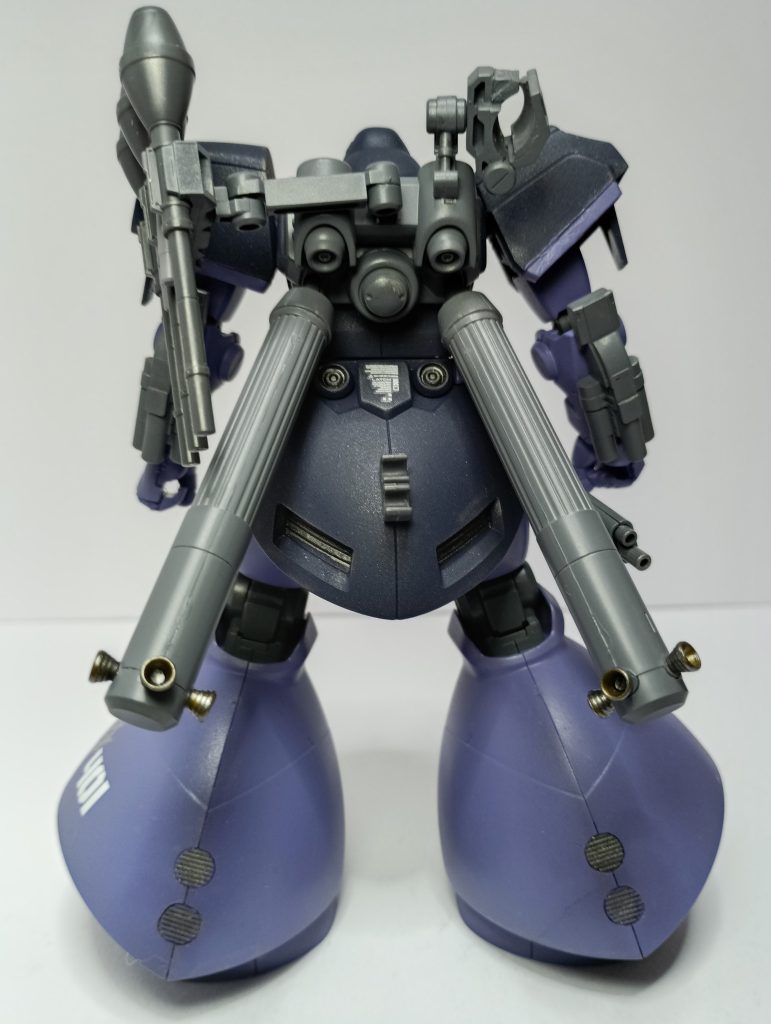 背部。別途作成したプロペラントタンクも取り付け可能です。ランドセルには各種武装用のラッチを設置しています。