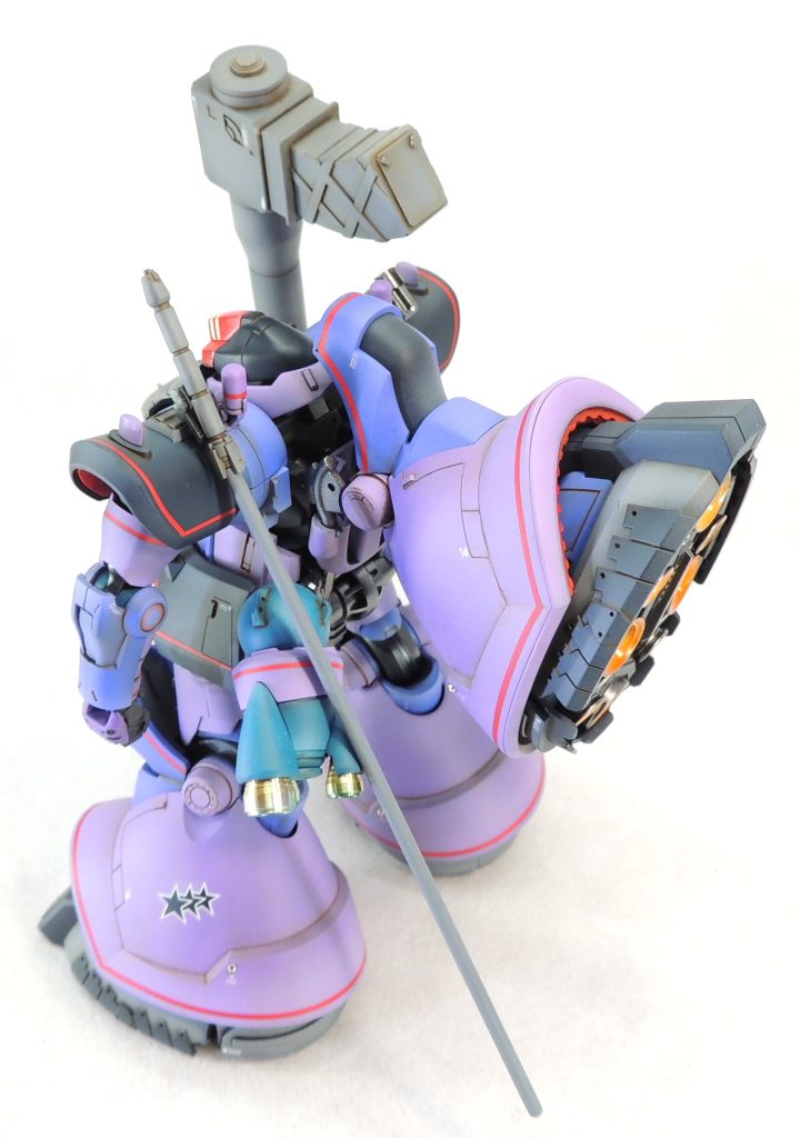 ■カラー腕部・脚部等…エヴァパープルヒザ・腕等…ヘビーダークパープル腰部推進装置等…デイトナグリーン＋コバルトブルー＋レッド少々頭部・肩・スカート等…メカサフヘヴィー＋コバルトブルー少々機体各所の赤いライン…MSサザビーレッド金属色…スターブライトアイアン塗装はエアブラシをメインに使用し、細かい部分は筆塗としました。赤いラインはマスキング処理で、上半身は0.7mm幅、下半身は1.0mm幅のマスキングテープを使用しています。塗装の乾燥後、パーツごとにブラウン系のエナメル塗料でスミ入れとウォッシングを行いました。