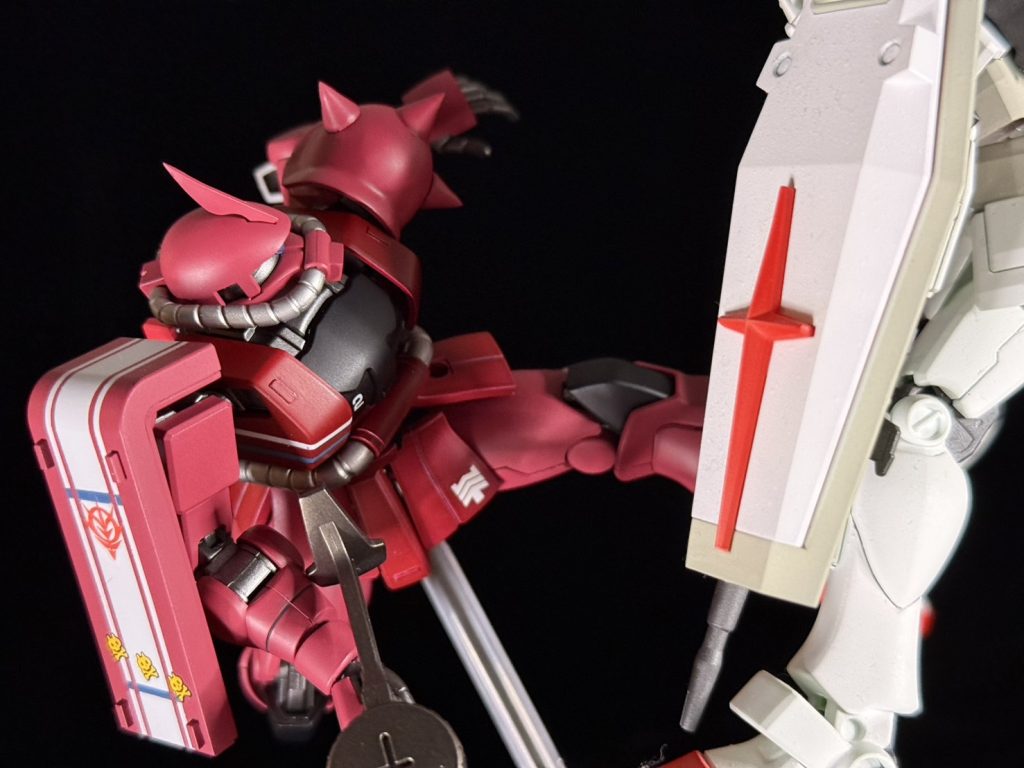 キック(アップ)。やられ役にははじめてガンプラ全塗装をしたEGガンダムくんに出てもらっています。