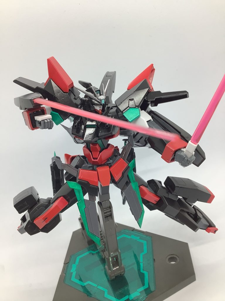 ビームサーベル／EMシールド両腕に装備されている防御兵装。表面に電磁防御斥力場を展開し、ビームを拡散・無効化、実体弾の軌道を反らす。内部にビームサーベルを格納しており、先端からビーム刃を発振できる。