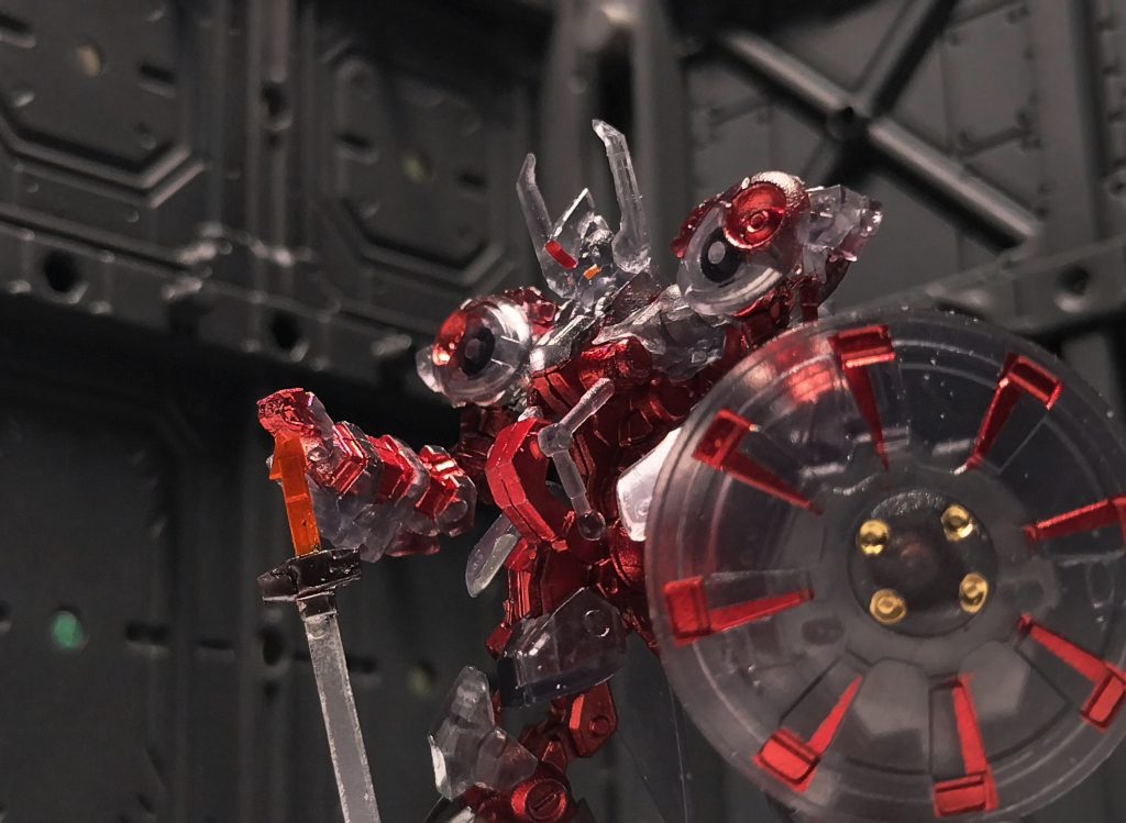 4. パイロットに関する情報は確認できていない。5. 艦内でのコミュニケーションを密にするため、頭部アンテナは2本装備されており、見た目の印象がベース機となるパラスアテネとはずいぶん異なる。