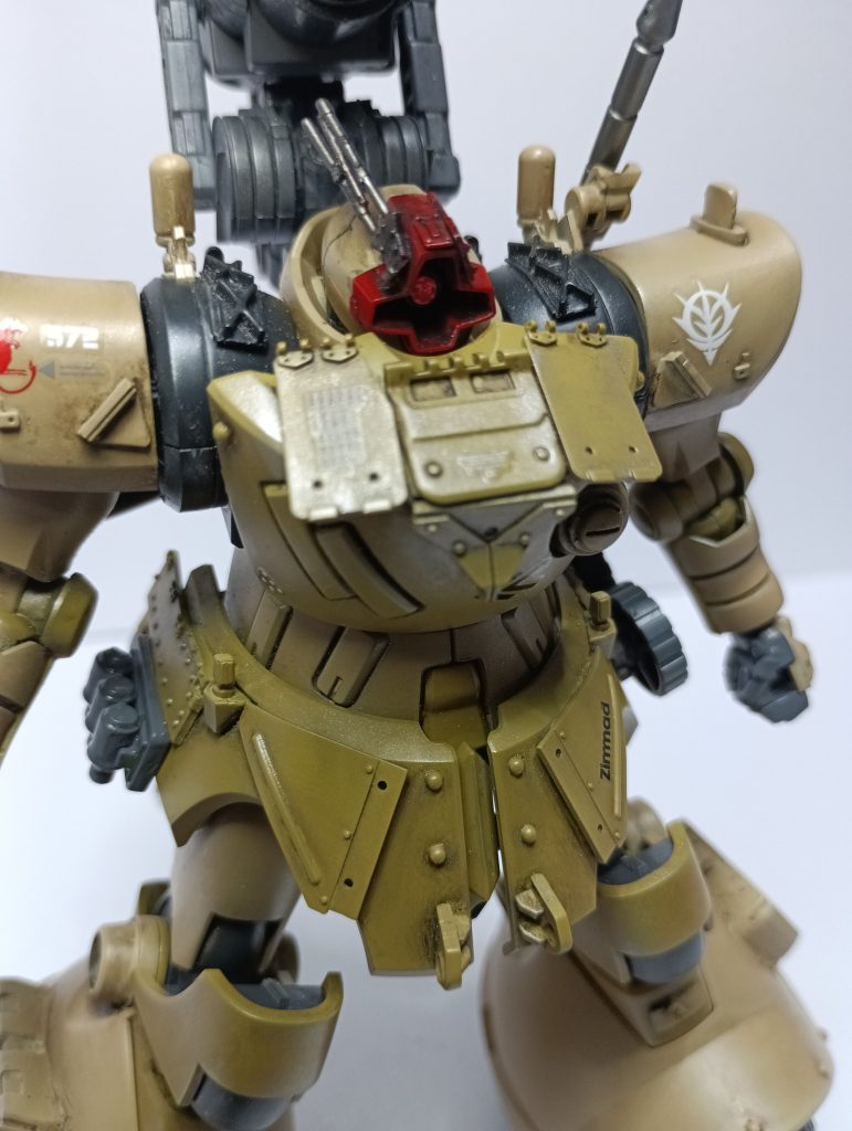 アップ。色はタンとダークイエローで塗装。Mr.ウェザリングカラーのグランドブラウンを使ったらいい感じの色合いになりました。（ダークイエローは改善の余地あり）腰の左右にはグレネードと予備マガジンを装備。